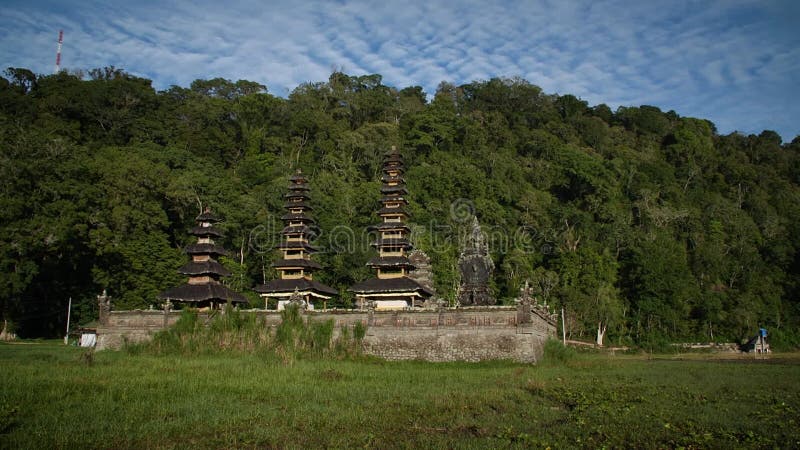 Temple balinais antique dans la jungle