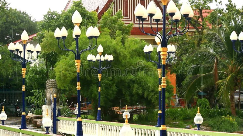 Temple bouddhiste sous la pluie sur Koh Samui thailand