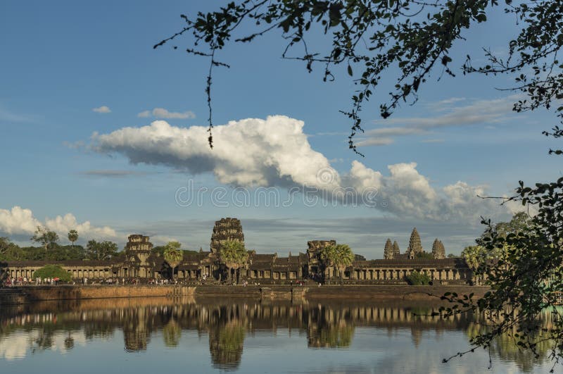 Temple d'Angkor Vat dans la soirée ensoleillée chaude images libres de droits Temple d'Angkor Vat dans la soirée ensoleillée chaude images libres de droits