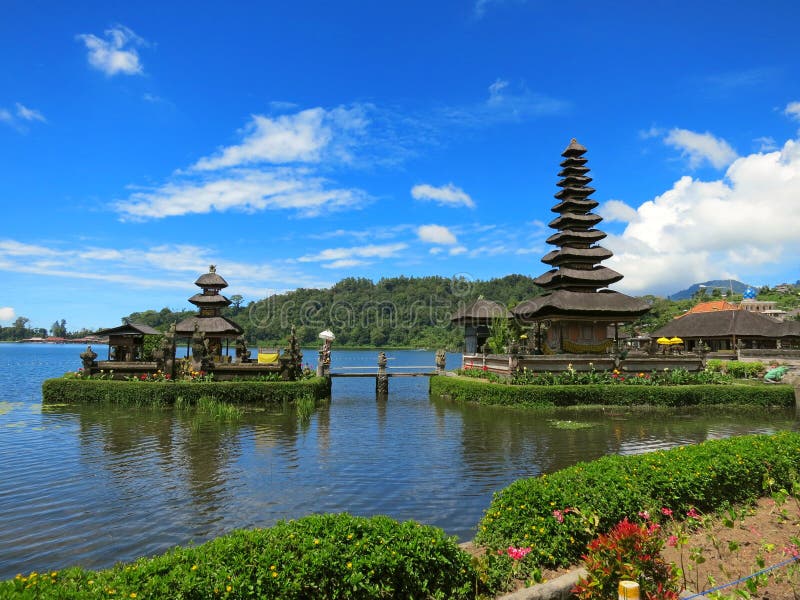 Temple de l'eau de Bali sur le lac, Indonésie photo stock Temple de l'eau de Bali sur le lac, Indonésie photo stock