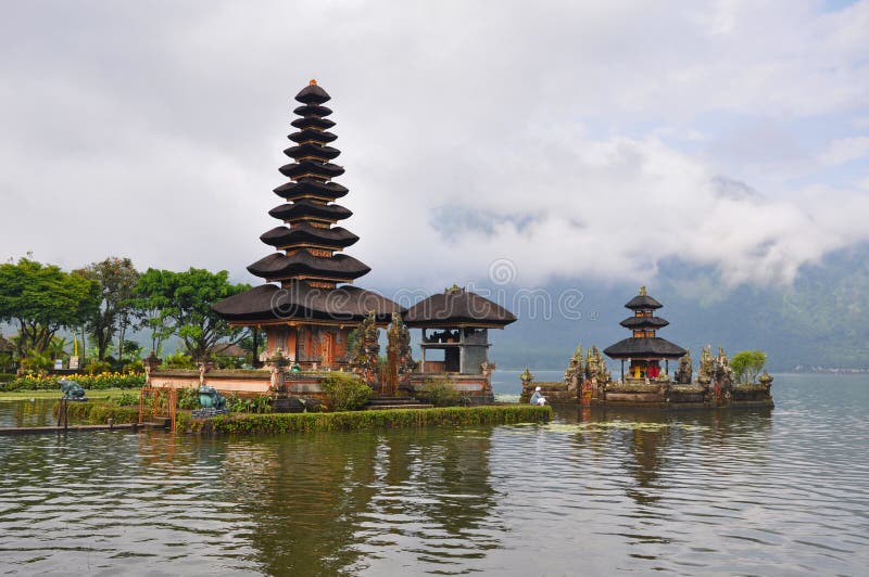 Temple De Pura Ulun Danu Sur Le Lac Bratan Photo stock Temple De Pura Ulun Danu Sur Le Lac Bratan Photo stock