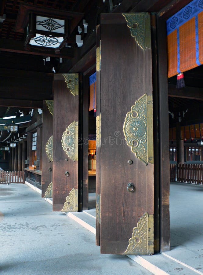 Línea de abrir puerta en viejo japonés templo, tokio.