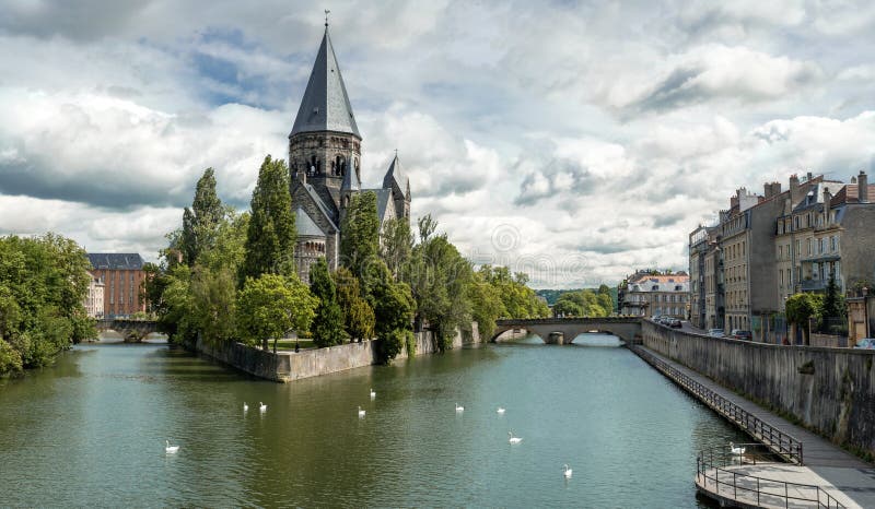 Il cielo nuvoloso rende più drammatico di questo composito ultra ad alta risoluzione di questa foto su la riva di Metz, con la vista della Mosella e il calvinista chiesa di Temple Neuf.