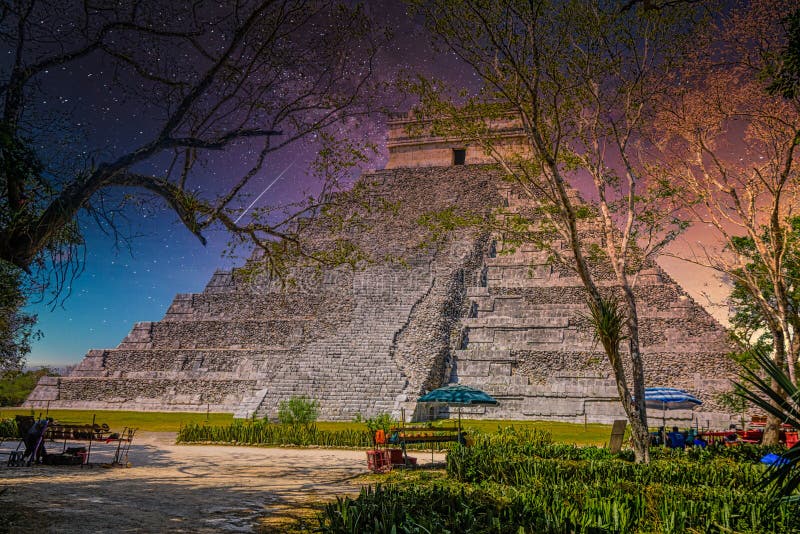 Temple Pyramid of Kukulcan El Castillo, Chichen Itza, Yucatan, Mexico ...