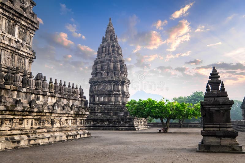 Temple stupéfiant de Prambanan contre le ciel de lever de soleil l'indonésie images libres de droits Temple stupéfiant de Prambanan contre le ciel de lever de soleil l'indonésie images libres de droits