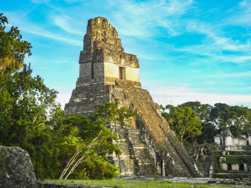 Temples maya de plaza de mamie ou de maire de plaza au pair national tikal image libre de droits Temples maya de plaza de mamie ou de maire de plaza au pair national tikal image libre de droits