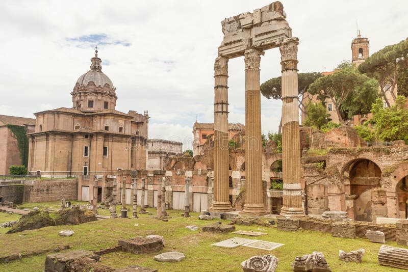 Templet av Venus Genetrix i forum Romanum italy rome royaltyfri foto Templet av Venus Genetrix i forum Romanum italy rome royaltyfri foto