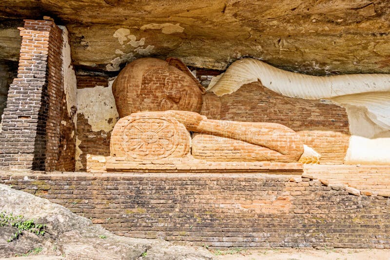 Templet under Pidurangala vaggar arkivfoton Templet under Pidurangala vaggar arkivfoton