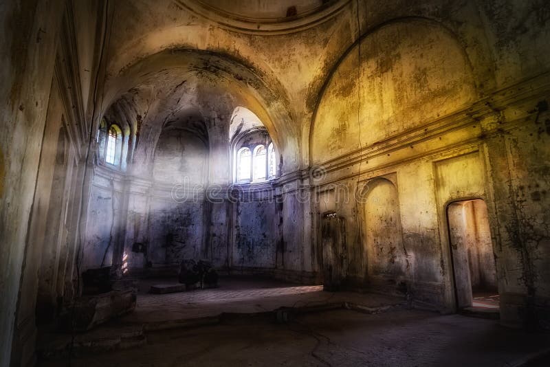 Templo abandonado frecuentado fantasía mística Interior de la iglesia abandonada de Dmitry Solunsky imagenes de archivo Templo abandonado frecuentado fantasía mística Interior de la iglesia abandonada de Dmitry Solunsky imagenes de archivo