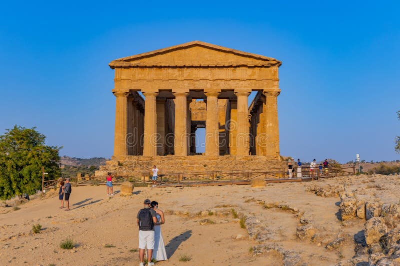 Templo antigo da Concórdia em Agrigento imagens de stock
