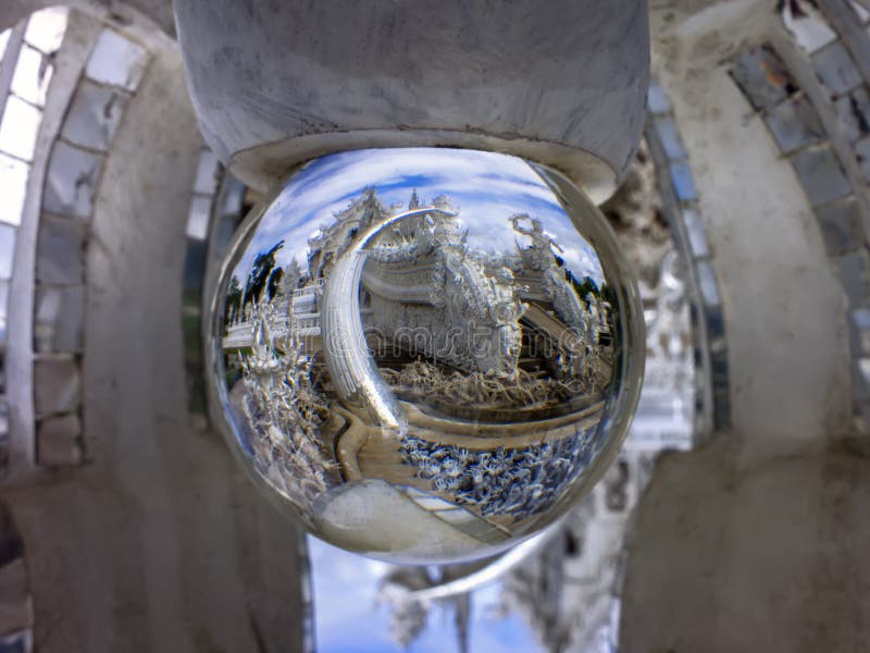 Templo branco na bola mágica imagem de stock Templo branco na bola mágica imagem de stock
