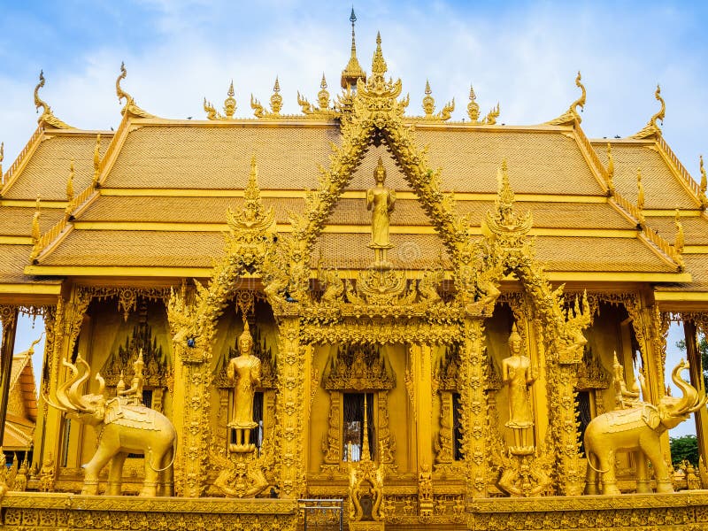 Templo budista de oro hermoso y asombroso en Wat Paknam Jolo imágenes de archivo libres de regalías Templo budista de oro hermoso y asombroso en Wat Paknam Jolo imágenes de archivo libres de regalías