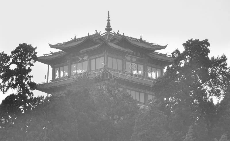 Templo budista en montañas chinas fotografía de archivo libre de regalías Templo budista en montañas chinas fotografía de archivo libre de regalías