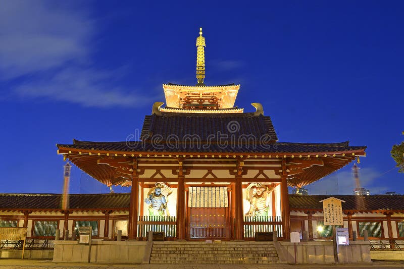 Templo budista shitennoji e estátuas de vermelho