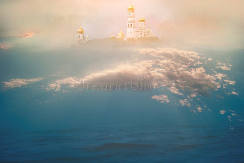 Templo celestial nas nuvens acima do oceano O conceito da religião e da fé cristãs e católicas O fundo majestoso imagens de stock royalty free Templo celestial nas nuvens acima do oceano O conceito da religião e da fé cristãs e católicas O fundo majestoso imagens de stock royalty free