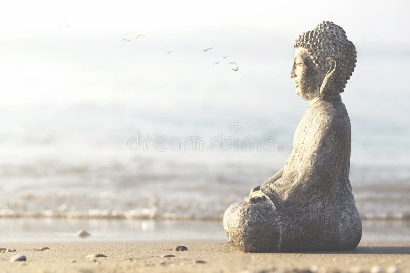 Templo da Buda da meditação e do abrandamento na praia