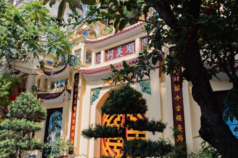 Templo da literatura, a camionete Mieu, no centro de Hanoai imagens de stock Templo da literatura, a camionete Mieu, no centro de Hanoai imagens de stock
