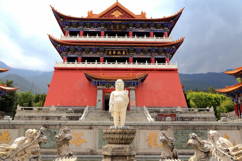 Templo de Chongshen y tres pagodas en Dali Provincia de Yunnan China imagen de archivo Templo de Chongshen y tres pagodas en Dali Provincia de Yunnan China imagen de archivo