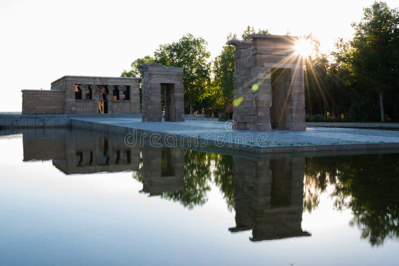 Templo de Debod en la puesta del sol, Madrid imagen de archivo Templo de Debod en la puesta del sol, Madrid imagen de archivo