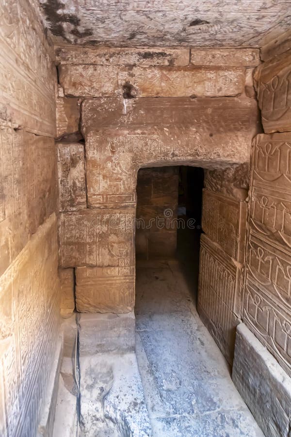 Templo de edfu dedicado al halcón dios horus ubicado en la orilla oeste del nile edfu el egipto superior