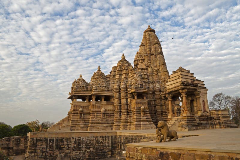 Templo de Kandariya Mahadeva, dedicado a Shiva, templos ocidentais o fotografia de stock Templo de Kandariya Mahadeva, dedicado a Shiva, templos ocidentais o fotografia de stock