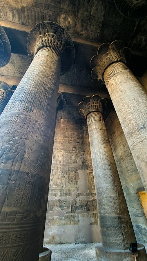 Templo De Khnum. El Templo De Esna Dedicado Al Dios Khnum. Egipto ...