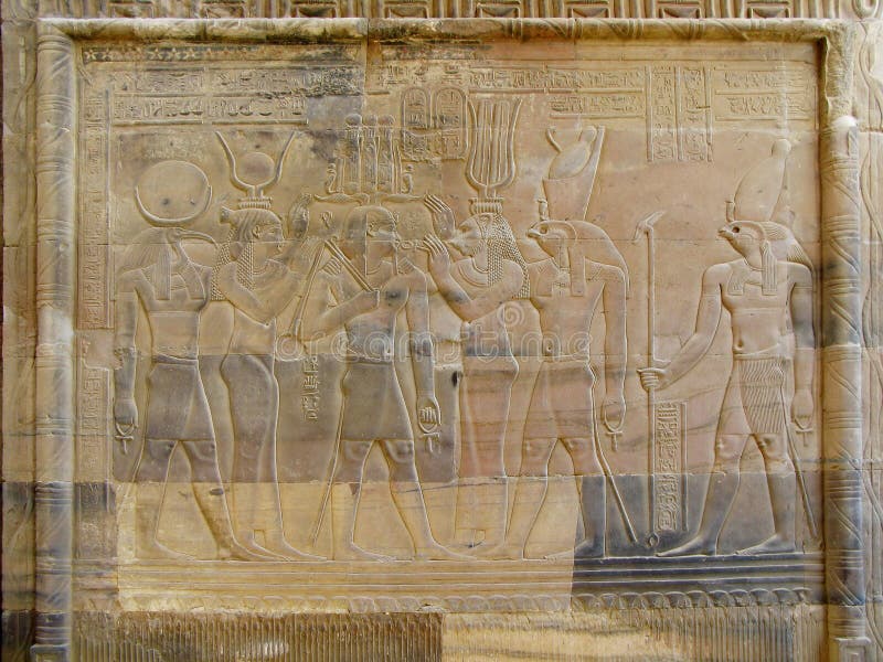 Templo de Kom Ombo, Egito: relevo do Faraó com deusas foto de stock royalty free
