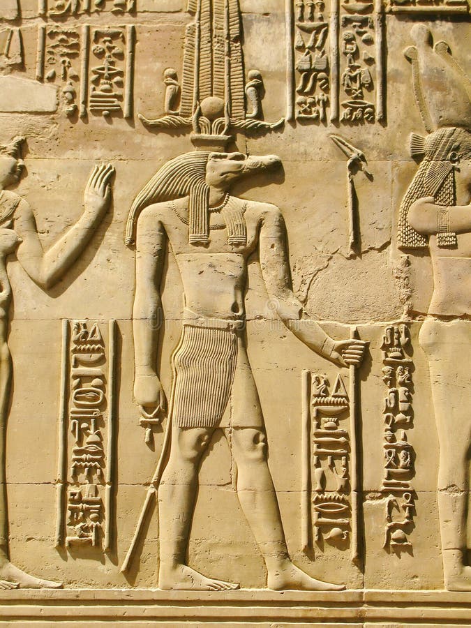 Templo de Kom Ombo, Egito: Sobek – o deus de cabeça de crocodilo imagens de stock