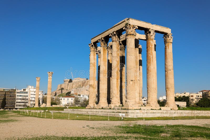 Templo de la colina olímpica de Zeus y de la acrópolis, Atenas, Grecia fotos de archivo libres de regalías Templo de la colina olímpica de Zeus y de la acrópolis, Atenas, Grecia fotos de archivo libres de regalías