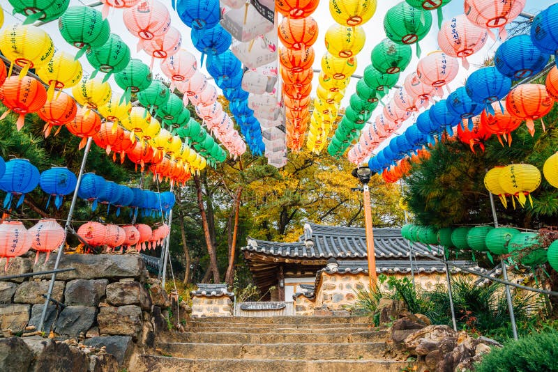 Templo de Magoksa com as lanternas coloridas em Gongju, Coreia imagens de stock Templo de Magoksa com as lanternas coloridas em Gongju, Coreia imagens de stock