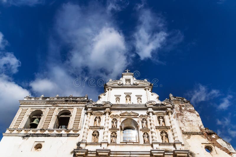 Templo de San Francisco el Grande dalla vista di angolo basso in Antigua, Guateamala, America Centrale fotografia stock libera da diritti Templo de San Francisco el Grande dalla vista di angolo basso in Antigua, Guateamala, America Centrale fotografia stock libera da diritti