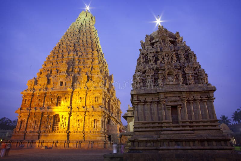 Templo de Thanjavur Brihadeeswarar en la noche fotos de archivo libres de regalías Templo de Thanjavur Brihadeeswarar en la noche fotos de archivo libres de regalías