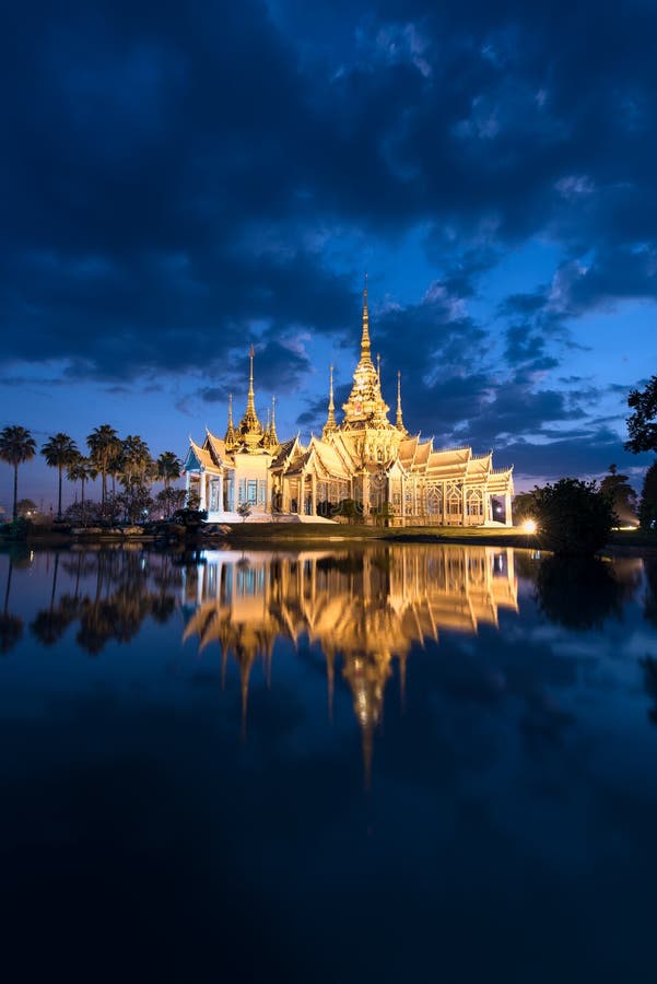Templo de Wat Non Kum o no de Kum en el lugar crepuscular, famoso de Nakhon Ratchasima, Tailandia imagen de archivo Templo de Wat Non Kum o no de Kum en el lugar crepuscular, famoso de Nakhon Ratchasima, Tailandia imagen de archivo
