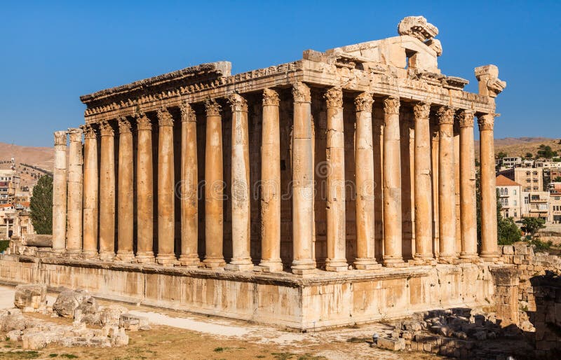 Templo do Baco em ruínas romanas antigas de Baalbek, o Vale do Beqaa de Líbano fotografia de stock Templo do Baco em ruínas romanas antigas de Baalbek, o Vale do Beqaa de Líbano fotografia de stock