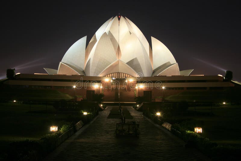 Templo dos lótus de Bahai na noite em Deli fotografia de stock Templo dos lótus de Bahai na noite em Deli fotografia de stock
