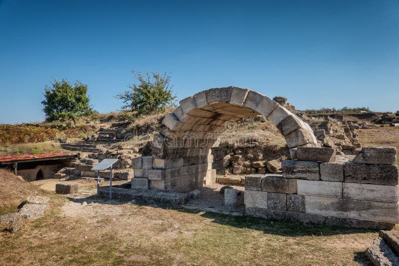 Templo e teatro na cidade antiga de Apollonia em Albânia imagem de stock royalty free
