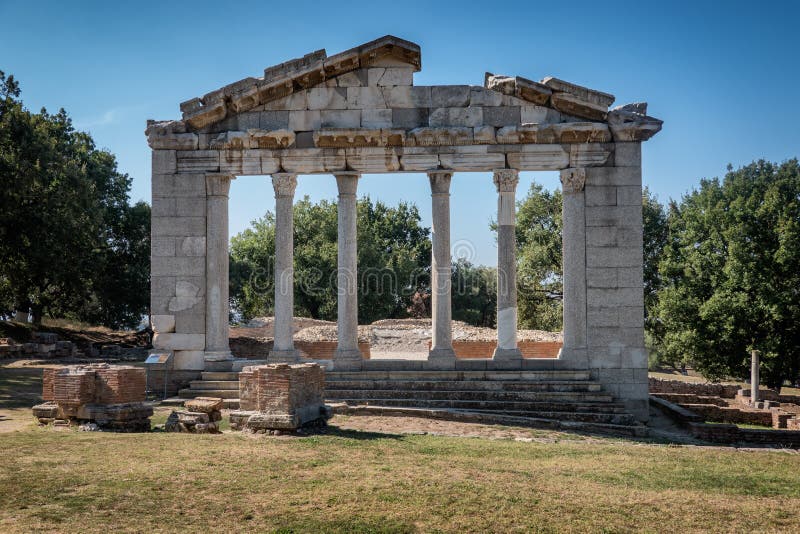 Templo e teatro na cidade antiga de Apollonia em Albânia fotografia de stock