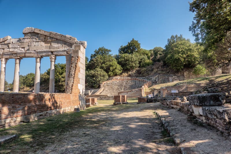 Templo e teatro na cidade antiga de Apollonia em Albânia fotografia de stock