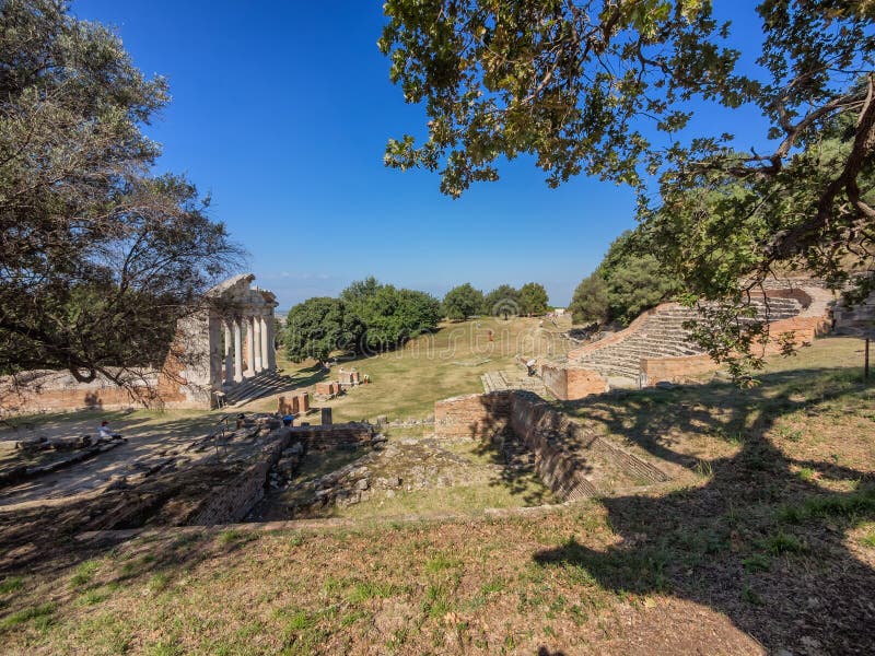 Templo e teatro na cidade antiga de Apollonia em Albânia foto de stock