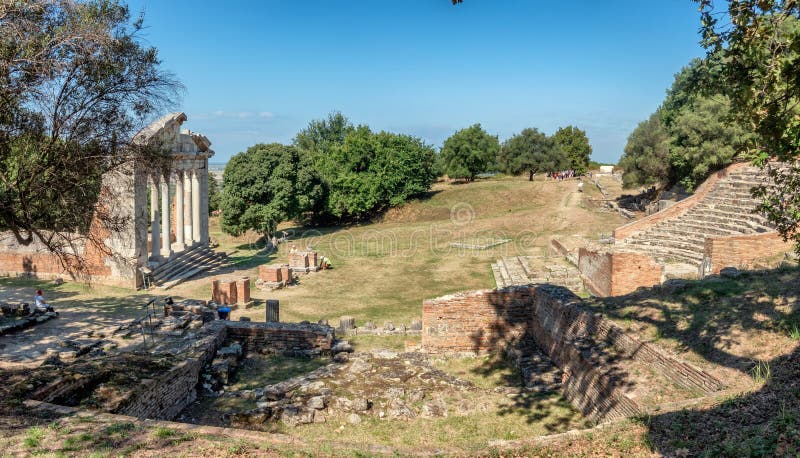 Templo e teatro na cidade antiga de Apollonia em Albânia fotografia de stock