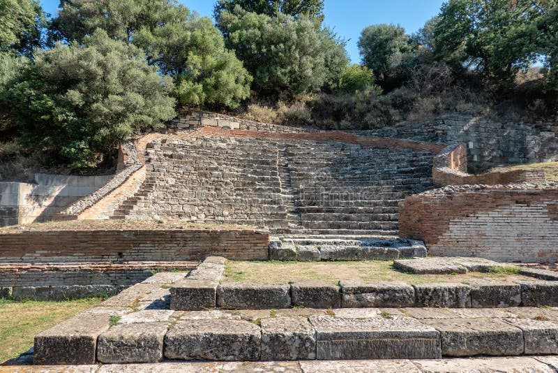 Templo e teatro na cidade antiga de Apollonia em Albânia foto de stock royalty free
