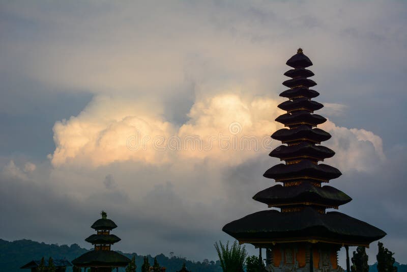 Templo en Bali, Indonesia del danu de Ulun imagen de archivo Templo en Bali, Indonesia del danu de Ulun imagen de archivo