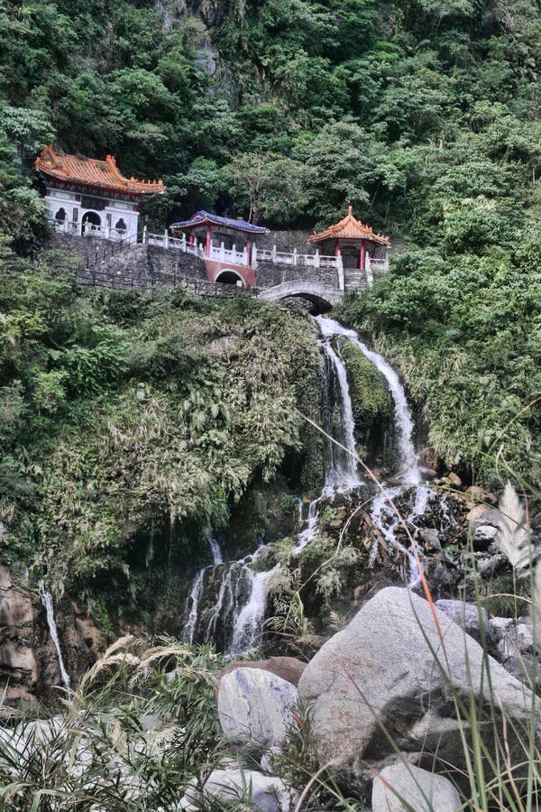 Templo hermoso con la cascada en la garganta de Taroko, Taiwán imagenes de archivo Templo hermoso con la cascada en la garganta de Taroko, Taiwán imagenes de archivo