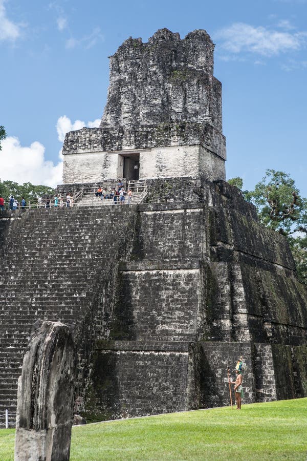 https://thumbs.dreamstime.com/b/templo-maya-en-guatemala-48313600.jpg