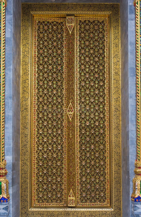 Templo tailandês que cinzela a porta com decoração dourada foto de stock Templo tailandês que cinzela a porta com decoração dourada foto de stock