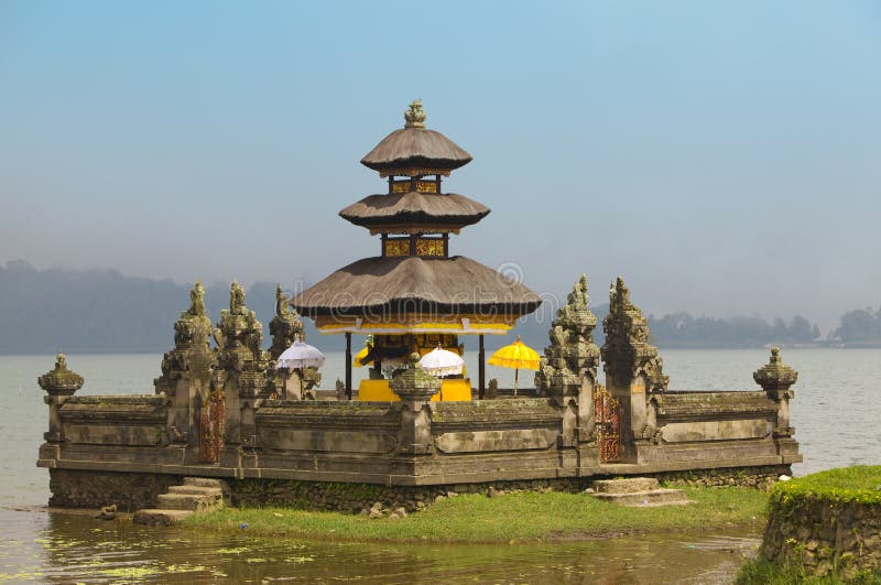 Templo Ulun Danu en el lago Beratan, Bali fotos de archivo libres de regalías Templo Ulun Danu en el lago Beratan, Bali fotos de archivo libres de regalías