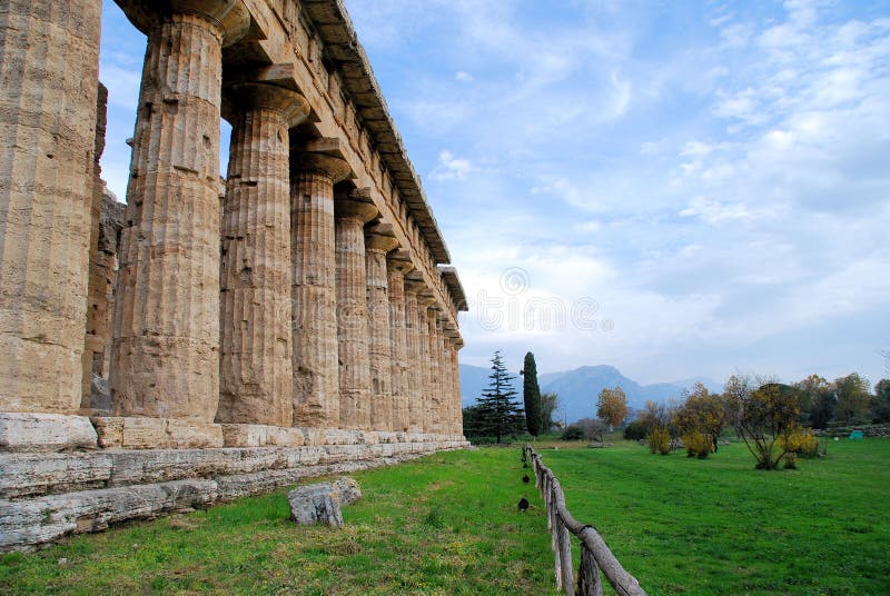 Templo y montañas en Paestum foto de archivo Templo y montañas en Paestum foto de archivo
