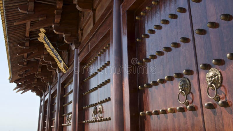 Templul Buddha din Canada. vedere detaliată a ușii din față și a claxelor ușii stock photography