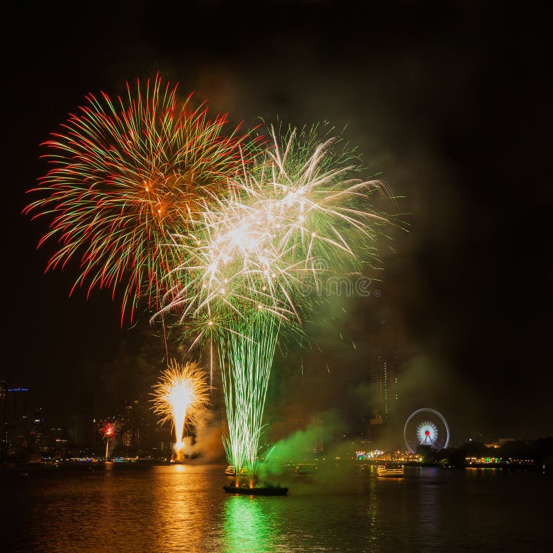 Tempo da celebração da mostra do fogo de artifício no partido 2016 do ano novo em Asiatiq foto de stock Tempo da celebração da mostra do fogo de artifício no partido 2016 do ano novo em Asiatiq foto de stock