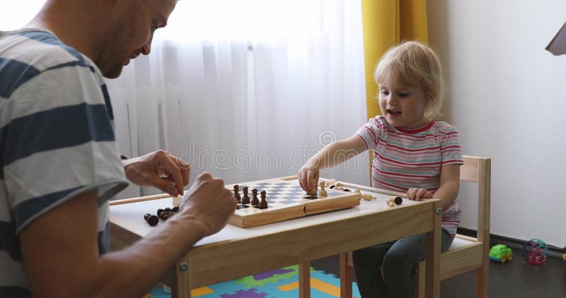 Velho Concentrado Jogando Xadrez Sozinho Preparando Para